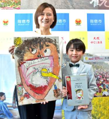 〈関連〉文部科学大臣賞を受けて笑顔を見せる泊明輝君（右）と母の裕佳さん＝指宿市役所
