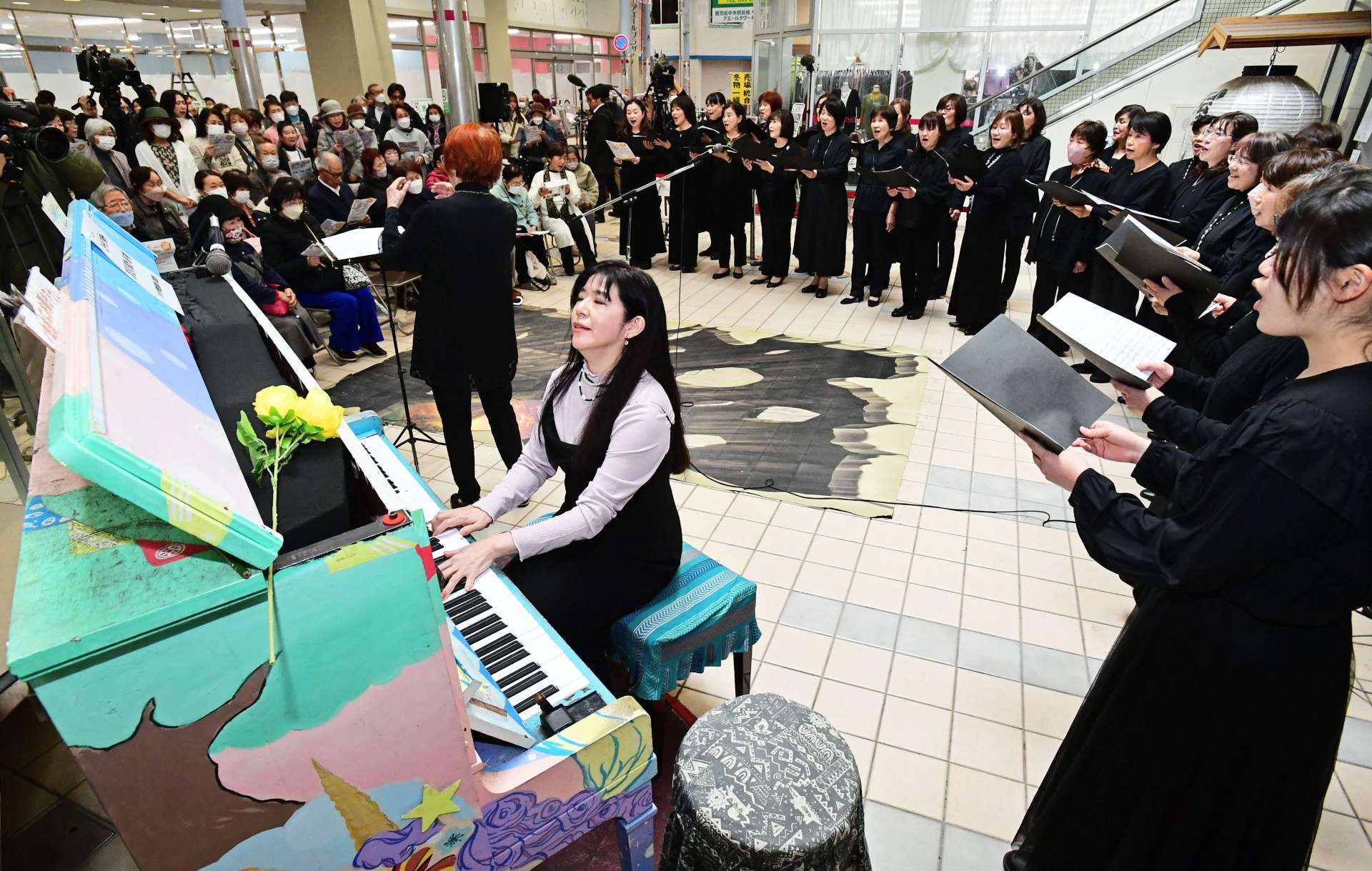 震災からの復興を願い、ストリートピアノの音色に合わせて歌う参加者ら＝１１日午後２時５１分、鹿児島市中央町