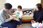 楽しそうに遊ぶ早川怜汰ちゃん（中央）と母親の友紀さん（右）、父親の典宏さん＝鹿児島市