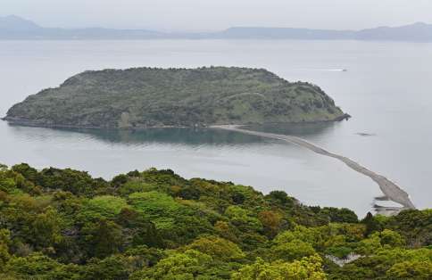 知林ケ島と引き潮で出現した「砂の道」