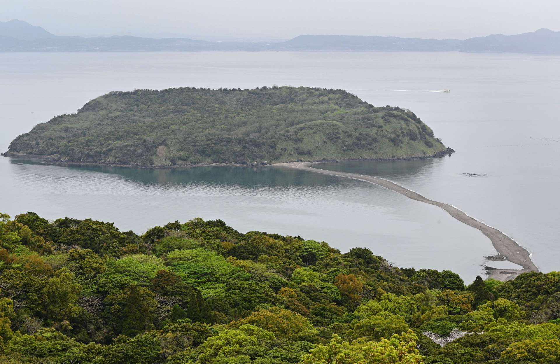 知林ケ島と引き潮で出現した「砂の道」