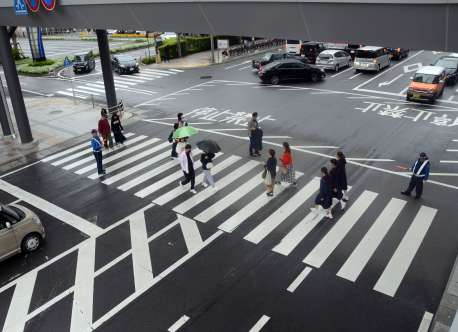 〈別カット〉土日は警備員が車と歩行者を誘導する＝３１日、鹿児島市のアミュプラザ鹿児島東第１駐車場前の横断歩道