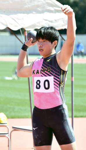 （別カット）砲丸投げの県高校記録更新に挑む弓削大輔さん＝県立鴨池補助競技場