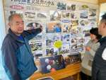 再建された集会所「みんなの家」で復興までの道のりを説明する坂田哲也さん（左）ら＝熊本県西原村の大切畑地区