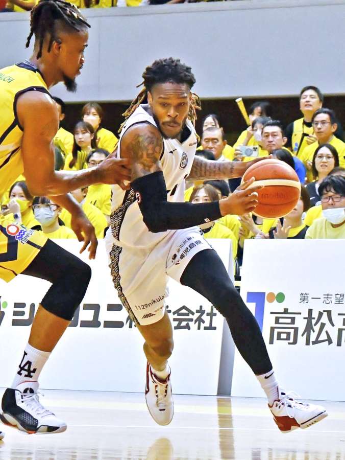 第１クオーター、ドリブルで切り込むゲインズ＝高松市総合体育館