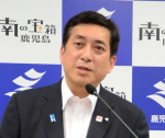 記者の質問に答える塩田康一知事＝１７日、県庁