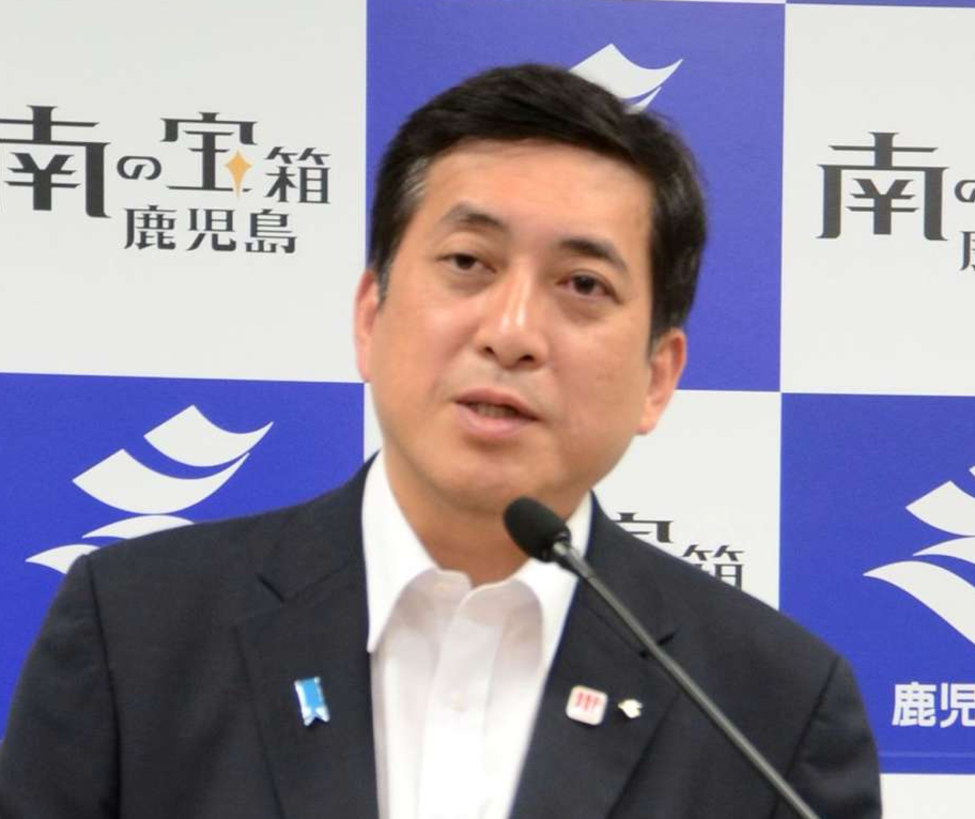 記者の質問に答える塩田康一知事＝１７日、県庁