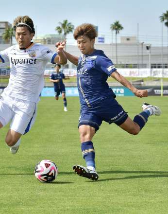 前半、競り合う鹿児島Ｕの福田＝白波スタジアム