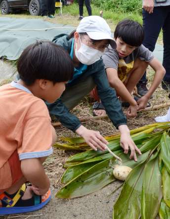 わなにかかった泡巣を観察する木元侑菜研究員（中央）ら＝１８日、徳之島町亀徳