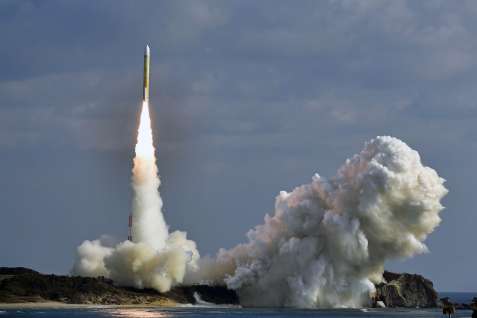 ごう音とともに上昇するＨ３ロケット２号機＝１７日午前９時２２分、南種子町の種子島宇宙センター