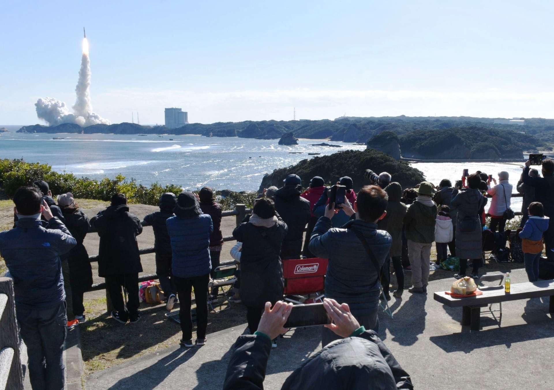 射場に最も近い恵美之江展望公園の入場は事前抽選。毎回、鹿児島県内外から多数の応募がある＝１月１２日、南種子町平山
