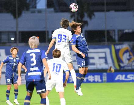 ヘディングで競り合う鹿児島Ｕの岡本（２３）＝白波スタジアム