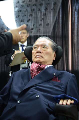 ２０１２年１０月、唯一動く目で文字盤を指し示す徳田氏＝徳之島町亀津の徳之島徳洲会病院