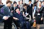 ２０１２年１０月、９年ぶりに故郷・徳之島を訪れ、住民の歓迎に笑顔をみせる徳田虎雄さん＝天城町の徳之島空港