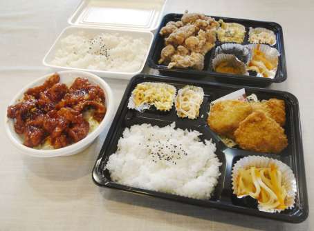 「惣菜のさち」の「辛チキ丼」中４００円（手前左）、「ヒレカツ弁当」（同右）中４５０円と「唐揚げ弁当」大５００円。どのメニューも安くてボリュームたっぷりだ