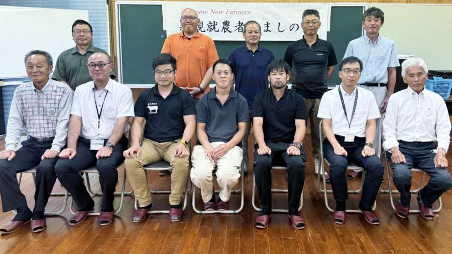 新規就農を祝い、激励する関係者＝屋久島町営農センター