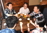飲み歩きを楽しむいぶすきバルの参加者＝５日、指宿市湊１丁目のうっかり八兵衛