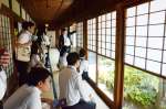 担当者の説明を聞く大阪と名古屋からの旅行業者ら＝６日、鹿児島市の仙巌園