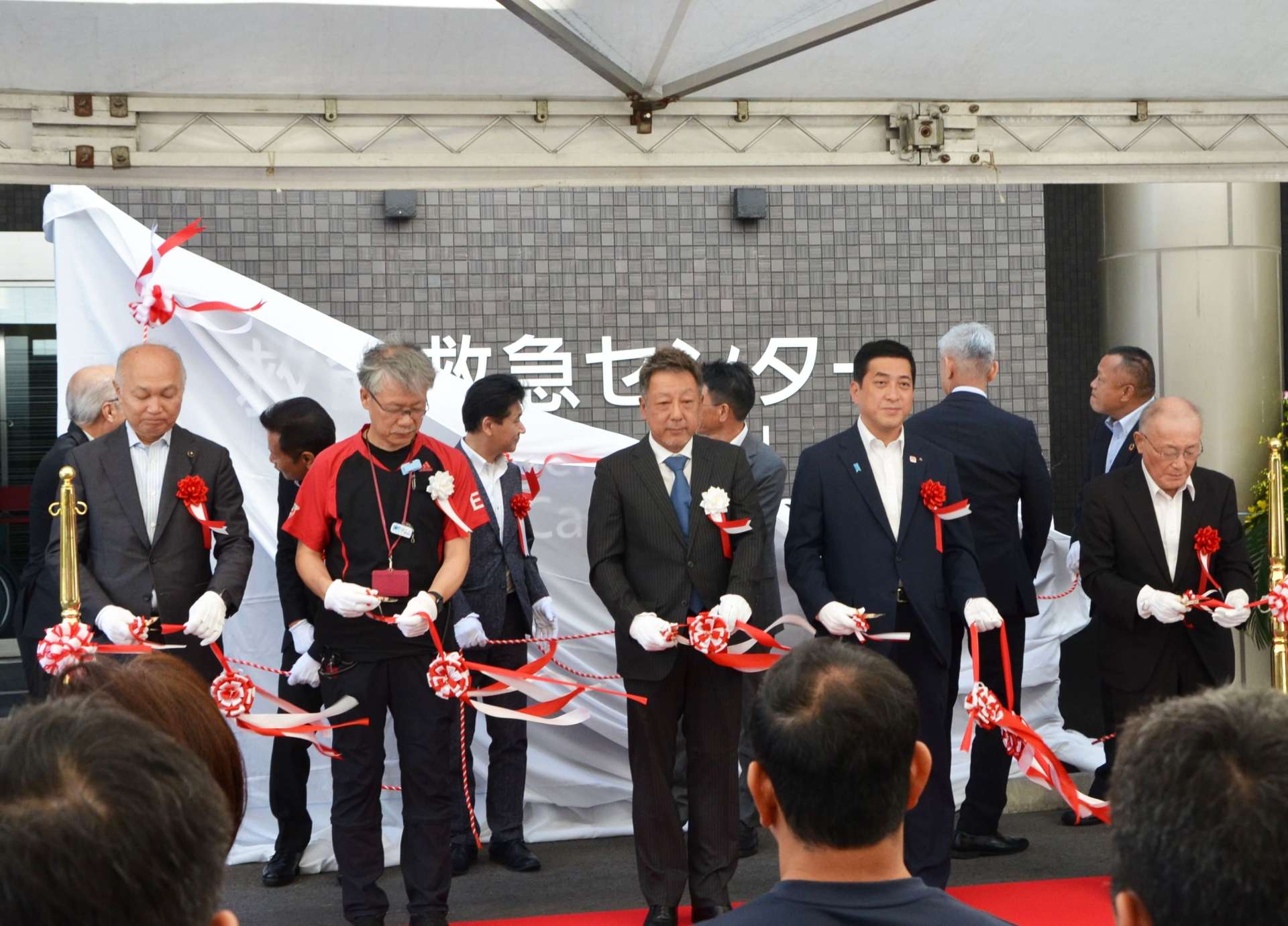 テープカットで救命救急センターの開所を祝う出席者ら＝９日、鹿児島市の米盛病院
