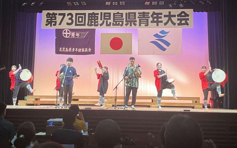 島唄を演奏するゆーはらんばんど＆沖永良部高校エイサー部ＯＧ＝８日、鹿児島市中央公民館