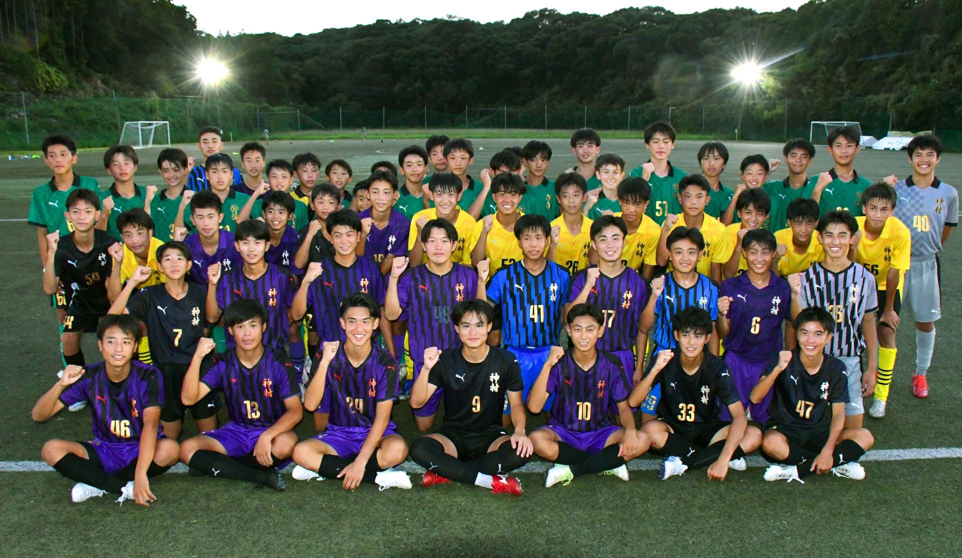 全国中学校体育大会で優勝した神村学園中男子サッカー部＝いちき串木野市の神村学園人工芝サッカー場