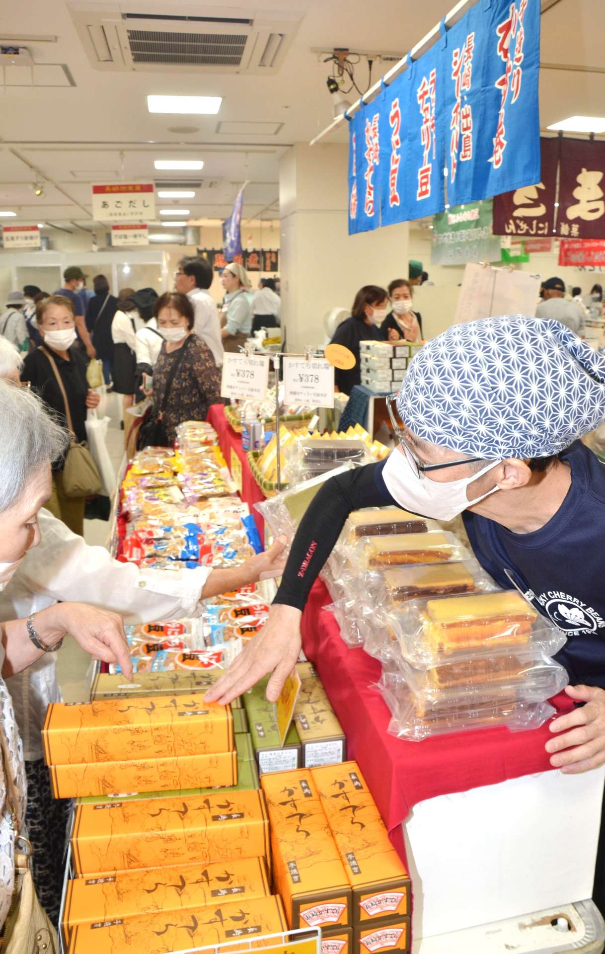 カステラなど長崎の特産品が並ぶ物産展＝１１日、鹿児島市の山形屋