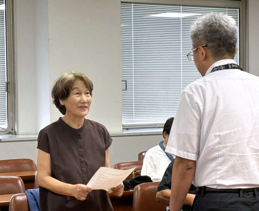 要望書を提出する堀切時子代表＝１１日、鹿児島県庁