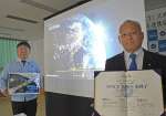 「ＳＰＡＣＥ　ＴＯＷＮ」宣言で連携強化を誓う南種子町の小園裕康町長（右）と宇宙航空研究開発機構（ＪＡＸＡ）鹿児島宇宙センターの川上道生所長＝１２日、同町役場