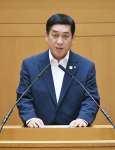 提案理由を説明する塩田康一知事＝１２日、県議会
