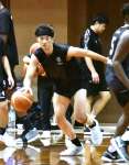 練習でキレのあるドリブルを見せる飴谷＝県体育館