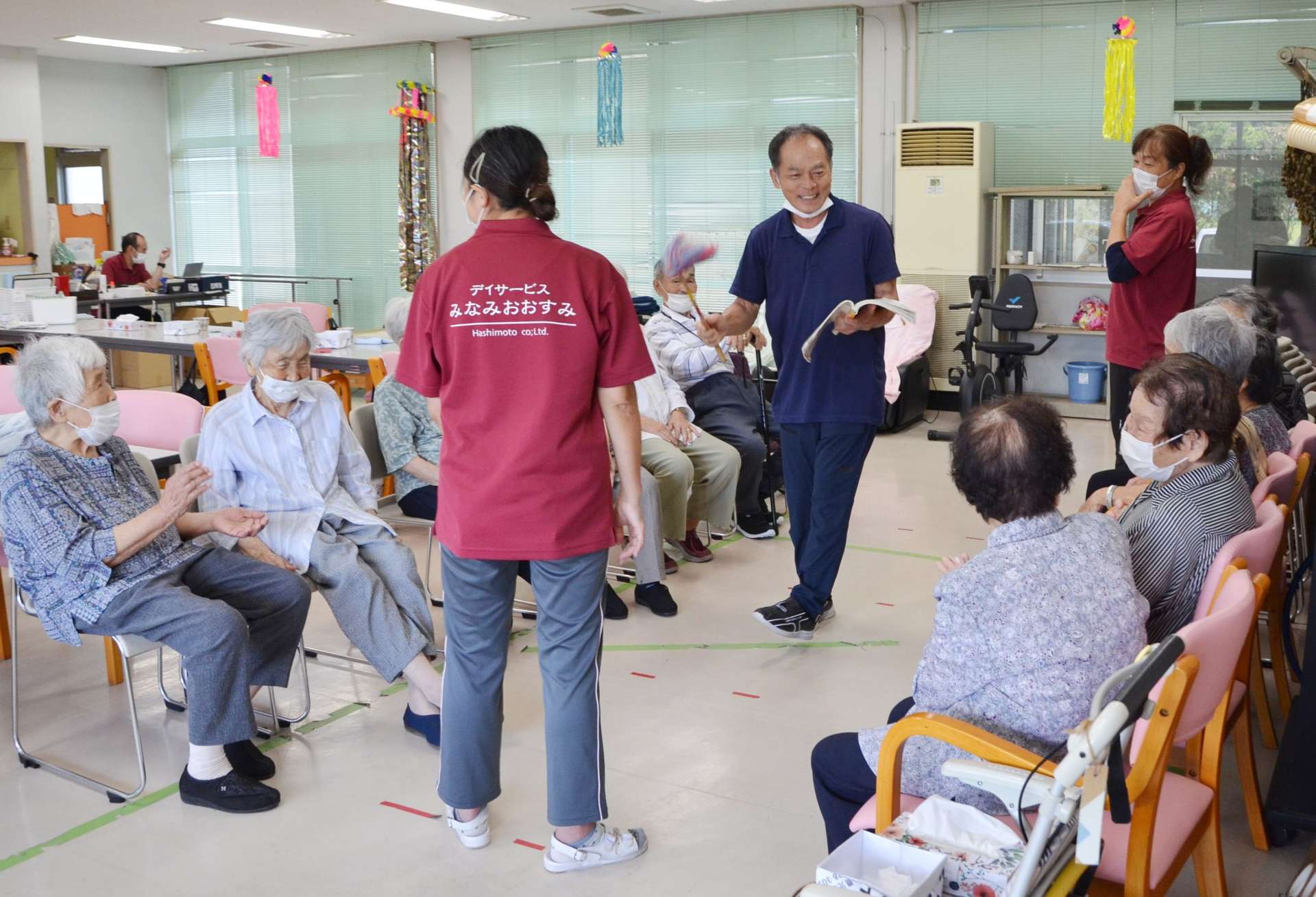 言葉遊びやしりとりを楽しむデイサービスの利用者ら＝８月上旬、南大隅町の佐多山村交流センター