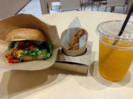 ハンバーガープラス３００円で都城産ジャガイモのフライドポテト、ドリンクを組み合わせた「みやこんじょセット」も楽しめる