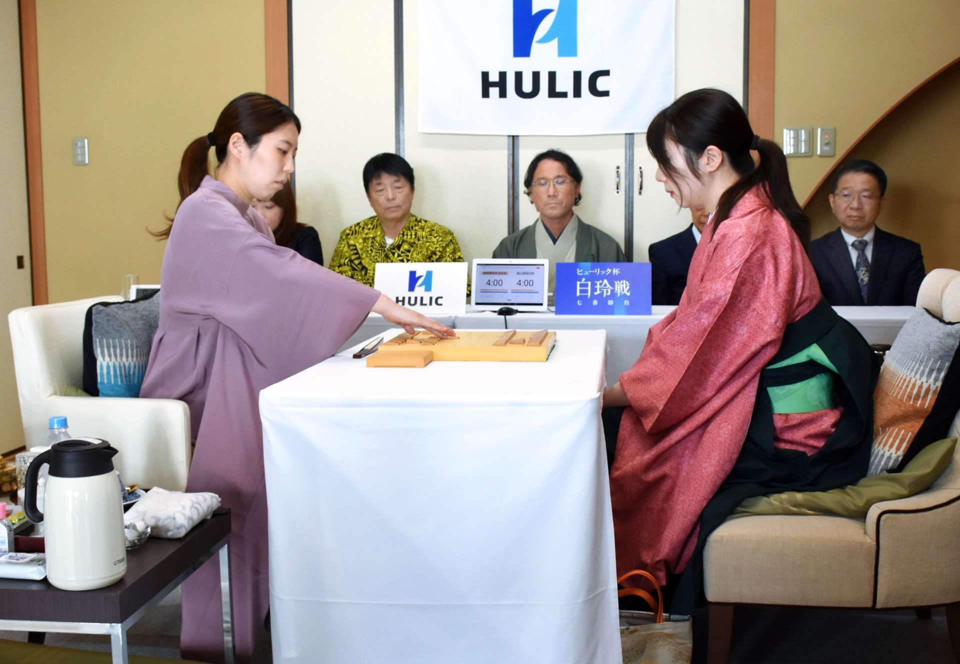 白玲戦第２局で対戦する福間香奈女流五冠（左）と西山朋佳白玲＝１４日、指宿市の指宿白水館