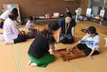 多彩なおもちゃで遊ぶ子どもたち＝指宿市役所開聞庁舎