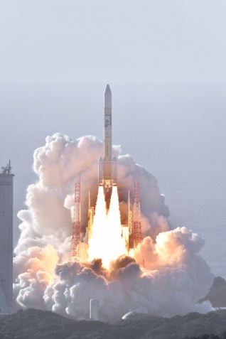 〈資料写真〉ＵＡＥの火星探査機「ホープ」を搭載し、上昇するＨ２Ａロケット４２号機