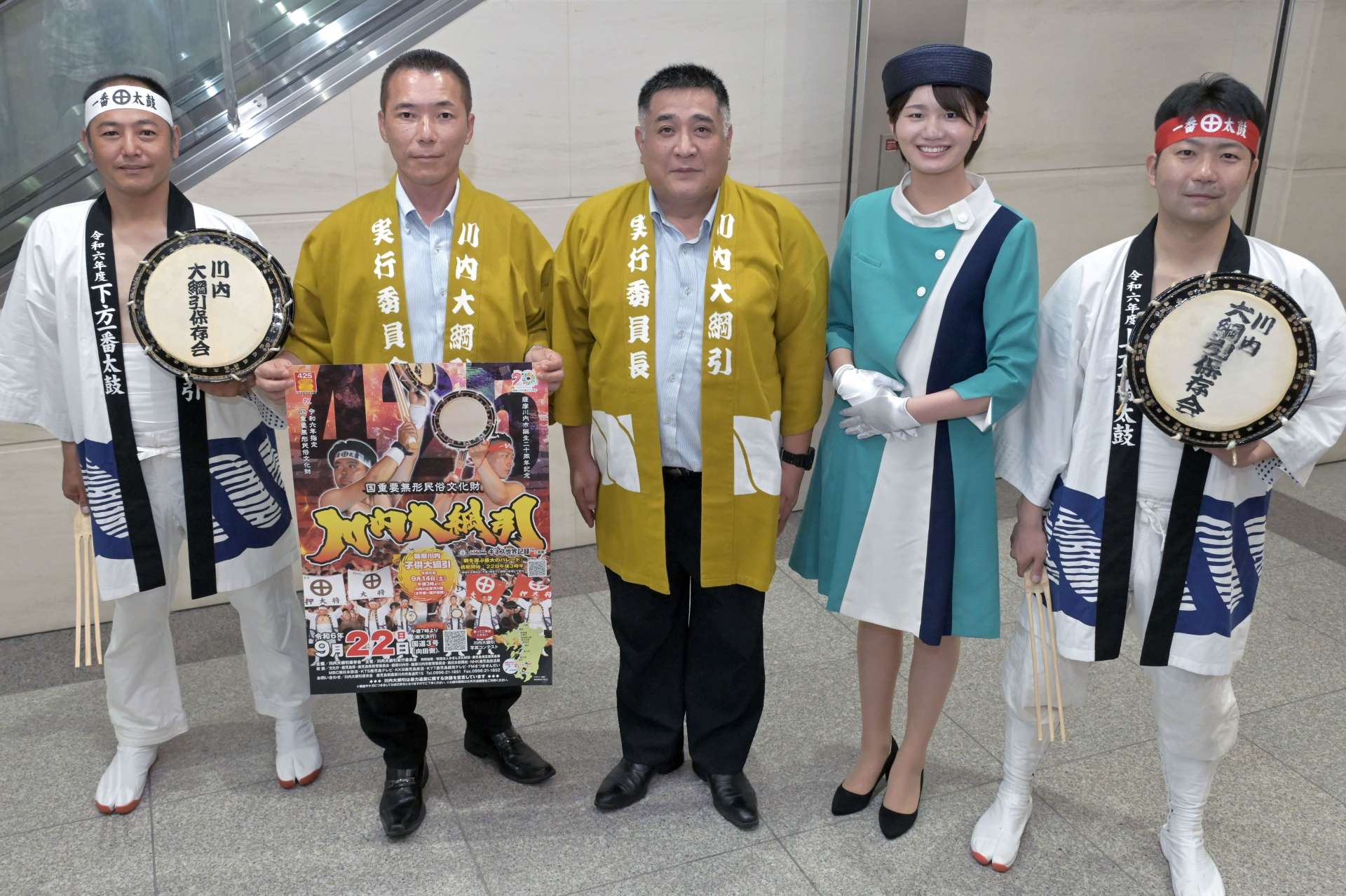 「川内大綱引」をＰＲする一行＝１０日、鹿児島市の南日本新聞会館