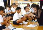 リコーダーの吹き方について大阪交響楽団の団員から助言を受ける鶴田小学校児童＝さつま町神子