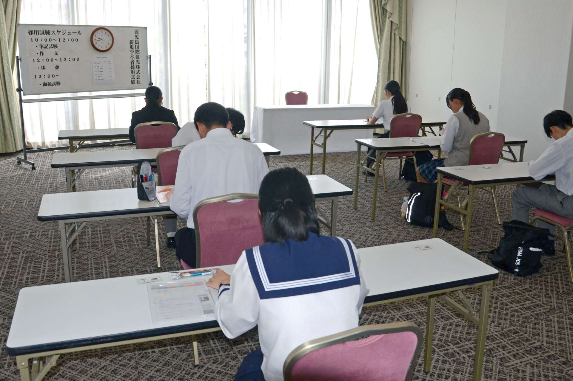 筆記と面接試験に備える生徒＝１６日、鹿児島市の鹿児島サンロイヤルホテル