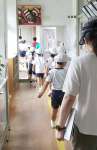 校舎内の高所に避難する児童ら＝屋久島町の一湊小学校