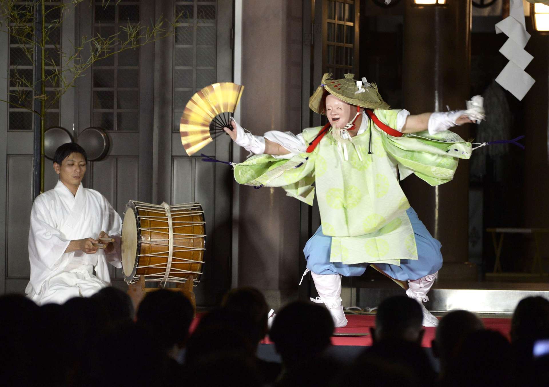 田之神舞＝１７日、鹿児島市の照国神社