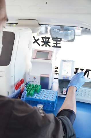 メディカルカー内に搭載されている血液検査機器＝霧島市の旭交通