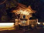 認知症のシンボルカラーであるオレンジ色でライトアップされた攝護寺の山門＝１９日、都城市牟田町