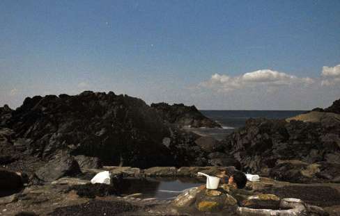 干潮時のみ湯船が現れる海中温泉。波の音や満天の星を眺めながらの入浴は心身を癒やす