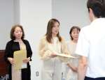 新体育館計画の見直しを求める要望書を提出する市民団体＝２０日、県庁