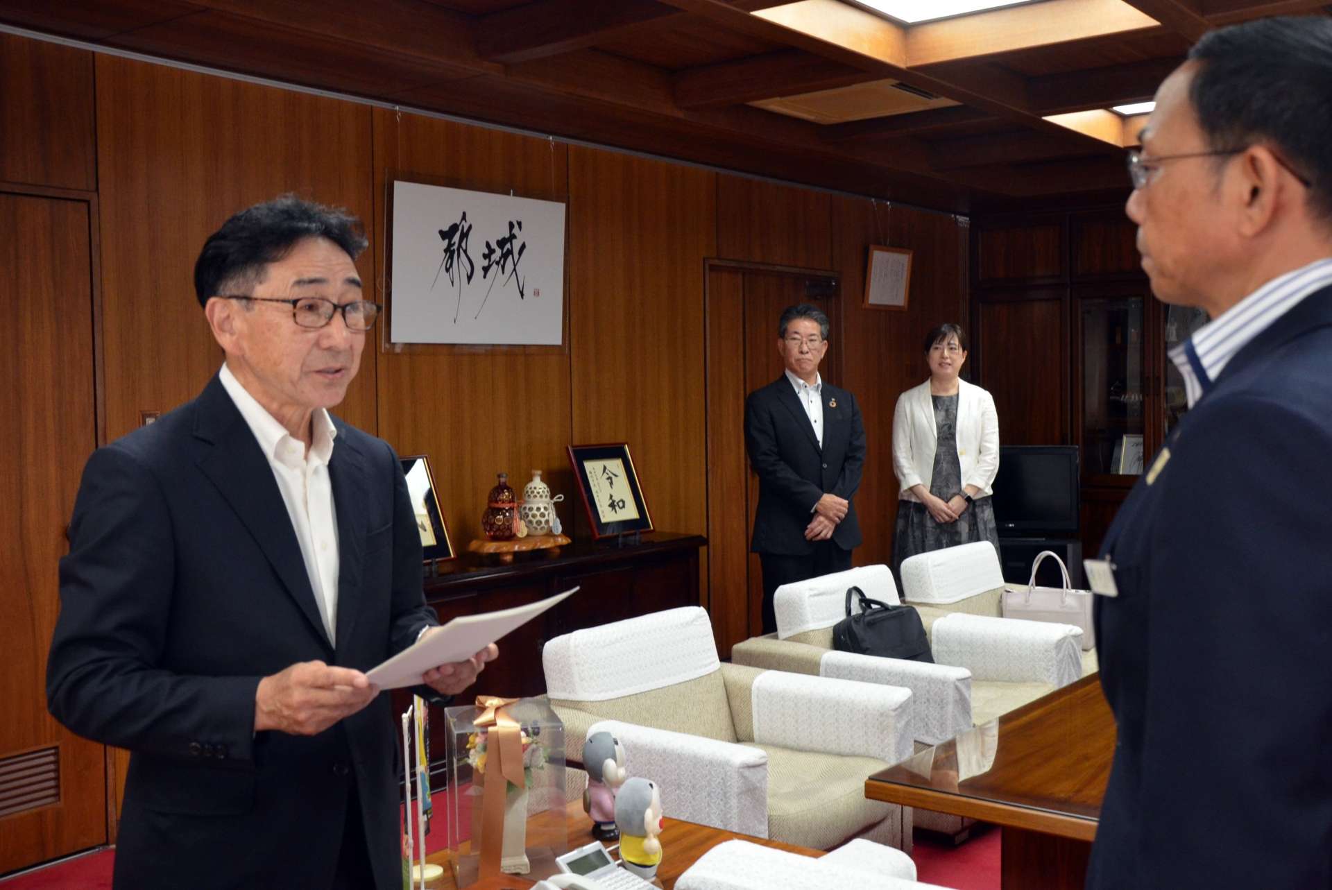 池田宜永市長（右）＝に評価結果を報告する宮内孝委員長＝２０日、都城市役所