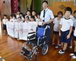 上場小学校であった車椅子の贈呈式＝湧水町の同校
