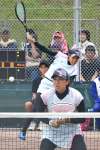成年女子３位決定戦、息の合った連係を見せる鹿児島の元村（手前）と黒木＝松浦河畔公園庭球場