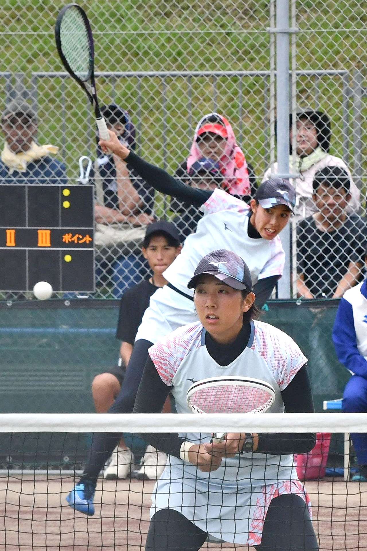 成年女子３位決定戦、息の合った連係を見せる鹿児島の元村（手前）と黒木＝松浦河畔公園庭球場