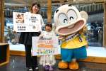 節目の１０００万人目となった金丸彩佳さん、心陽さん親子＝都城市立図書館