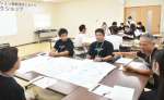 鹿屋市の魅力について話し合う市民や市職員＝鹿屋市役所別館